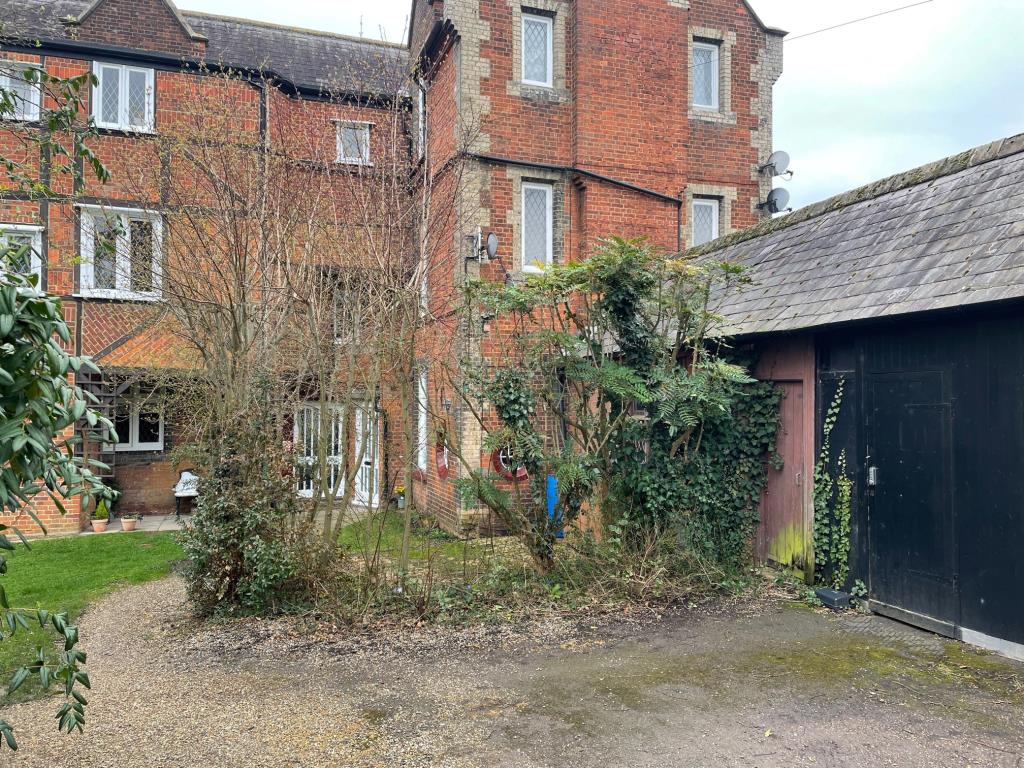 Lot: 75 - VACANT LOCK-UP STORE WITH POTENTIAL - Vacant Lock-up Store/Studio in Gt Dunmow